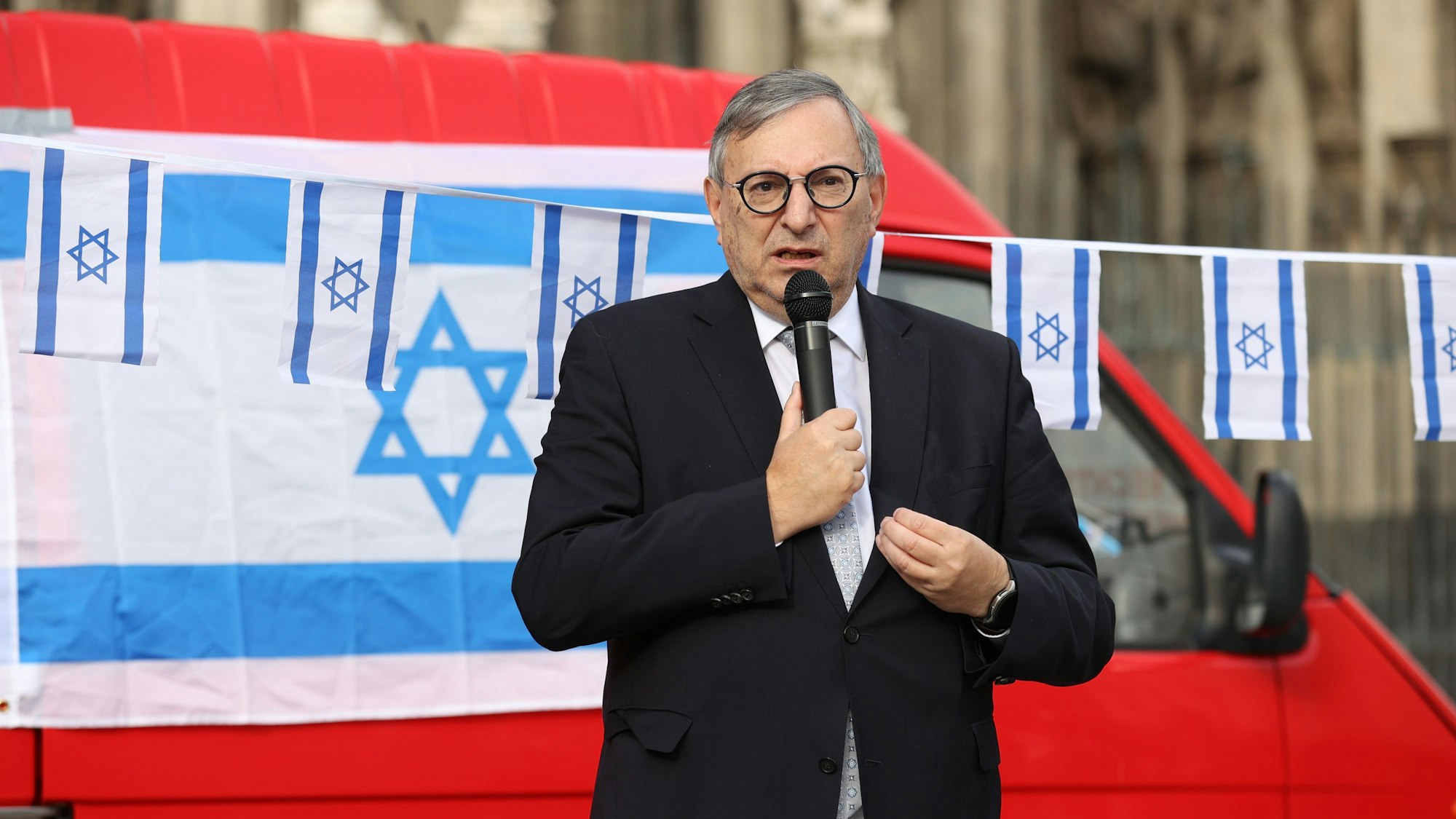 Abraham Lehrer, Vorstand der Synagogen-Gemeinde, spricht am Sonntag auf dem Roncalliplatz.