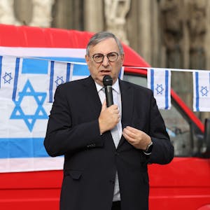 Abraham Lehrer, Vorstand der Synagogen-Gemeinde, spricht am Sonntag auf dem Roncalliplatz.