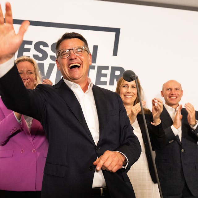 Boris Rhein (CDU), Ministerpräsident von Hessen, lässt sich bei der CDU-Wahlparty von seinen Anhängern feiern.