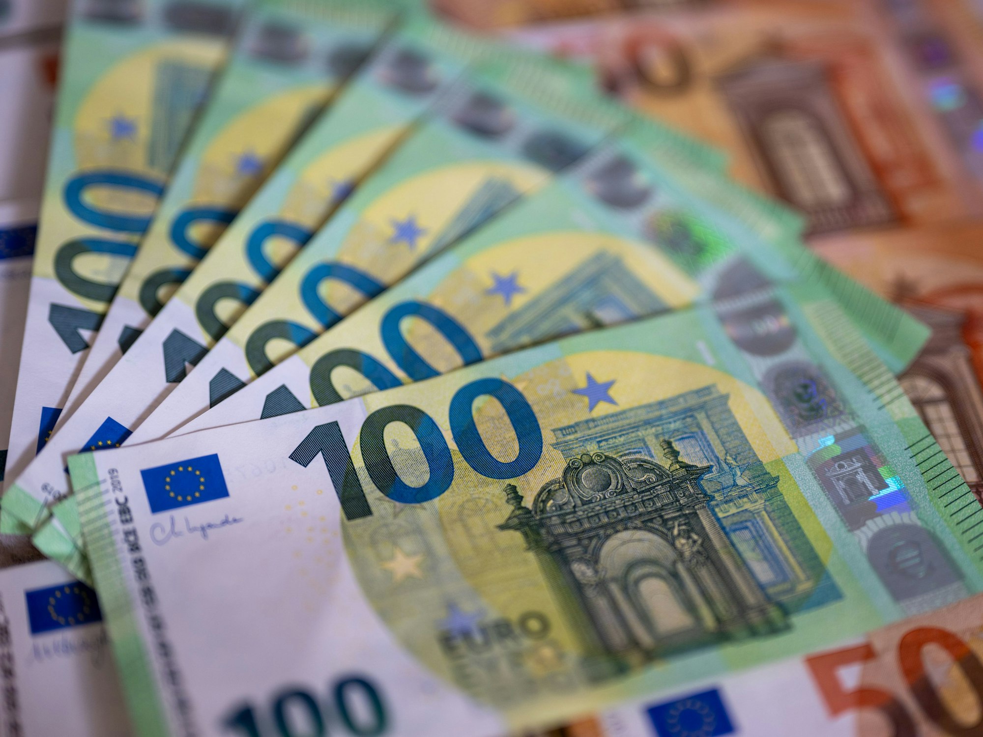 Sechs Hundert-Euro Scheine liegen übereinander.