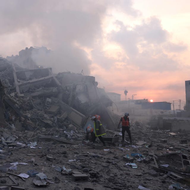 Zerstörung in Al-Watan Tower im Gaza-Streifen durch einen israelischen Luftangriff