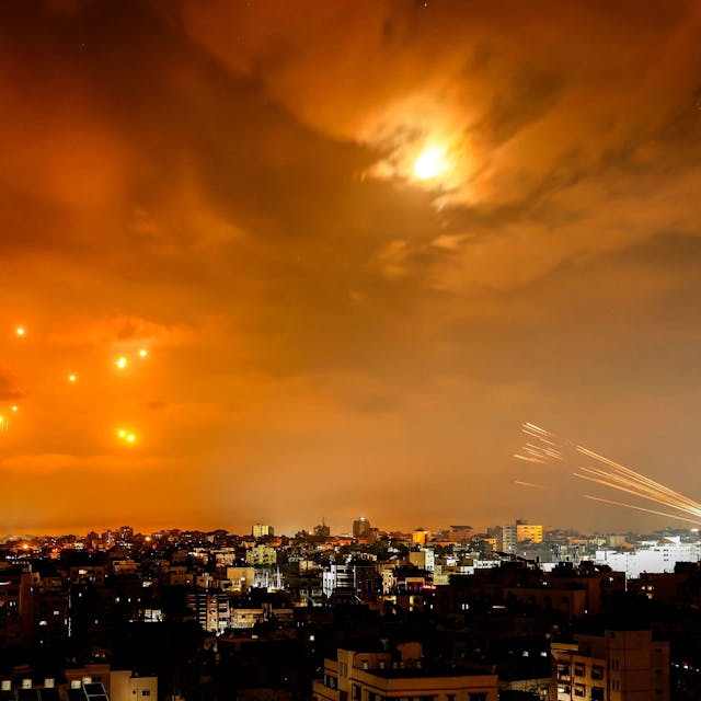 Von der Hamas abgeschossene Raketen über dem Himmel von Israel