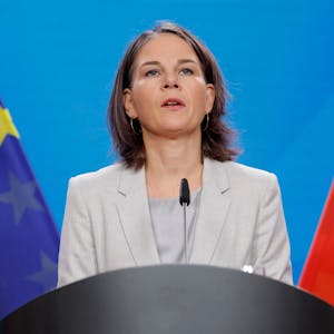 Bundesaußenministerin Annalena Baerbock bei einer Rede zur Situation in Israel im deutschen Außenministerium.