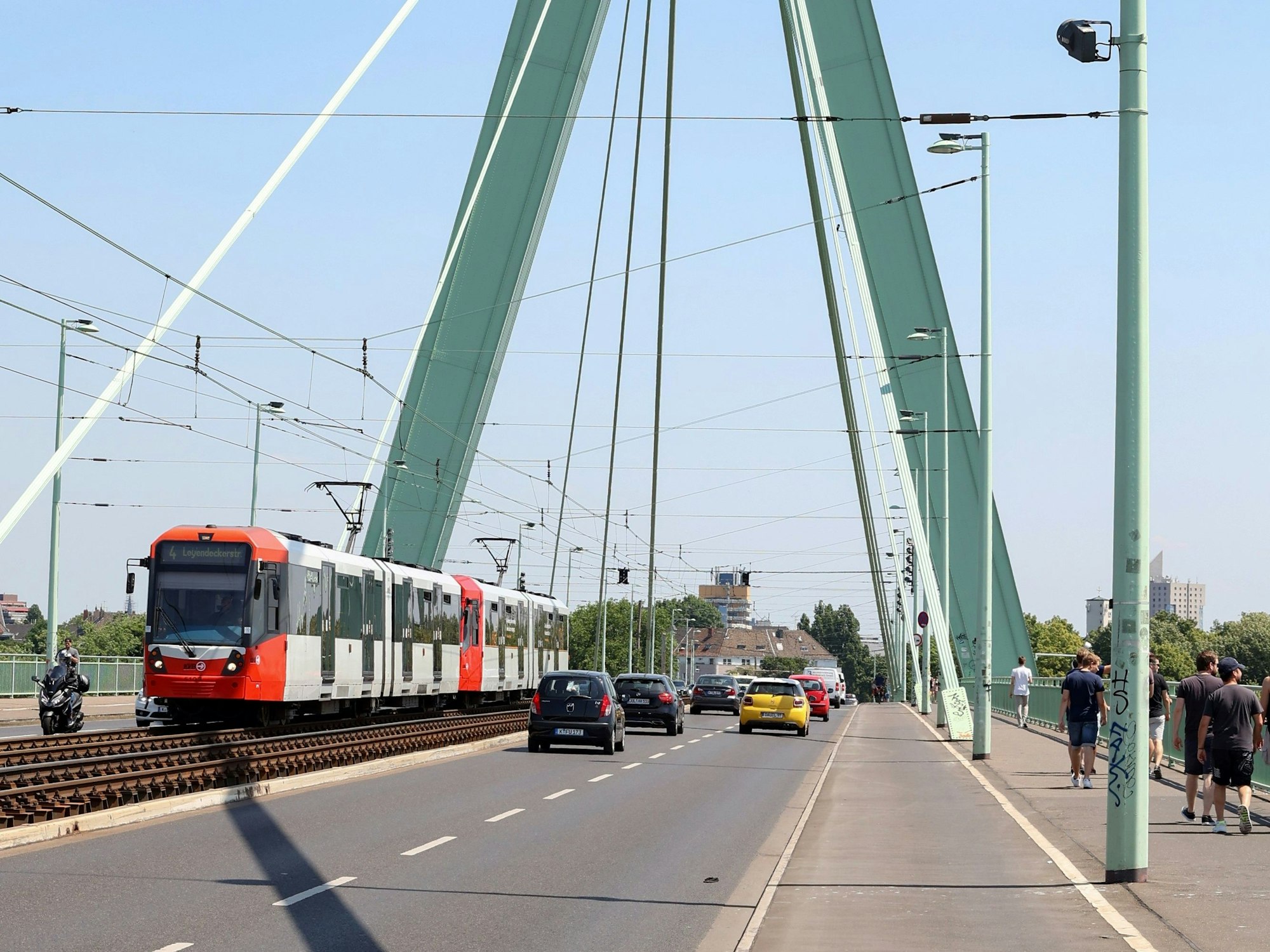Verkehr auf der Severinsbrücke in Köln