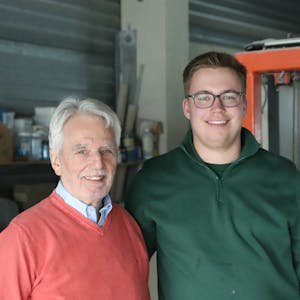 Karl-Heinz Decker (83) übergibt seinen Betrieb für Glasarbeiten an seinen Enkel Max (19). Hier stehen die beide vor den Öfen, mit denen Glas gebogen oder gewölbt werden kann.