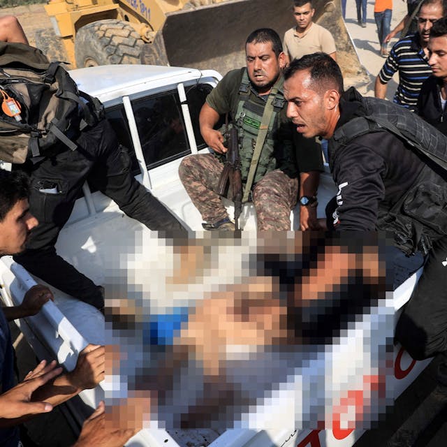 Militante Palästinenser umringen am 7. Oktober im Gazastreifen einen Pick-up, auf dem ein Entführungsopfer liegt.