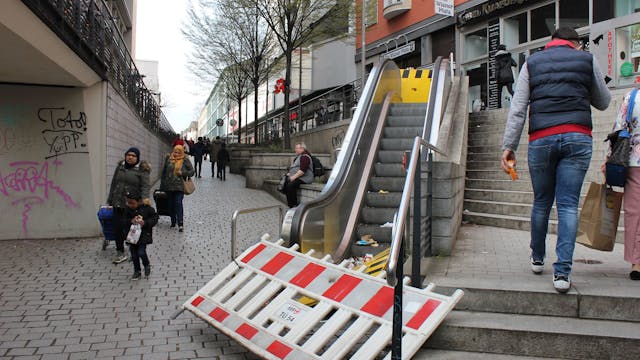 Die defekte Rolltreppe zwischen der KVB-Haltestelle Wiener Platz und der Buchheimer Straße harrt seit vielen Jahren auf ihre Reparatur. Foto: Uwe Schäfer
