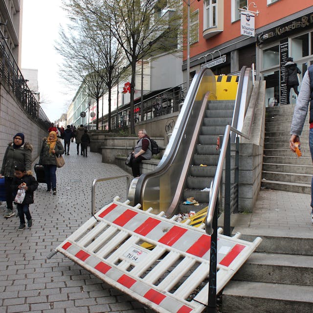 Die defekte Rolltreppe zwischen der KVB-Haltestelle Wiener Platz und der Buchheimer Straße harrt seit vielen Jahren auf ihre Reparatur. Foto: Uwe Schäfer