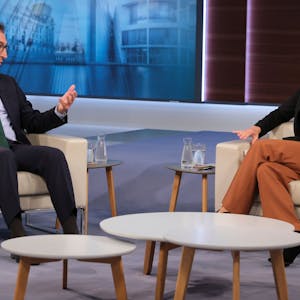 Cem Özdemir (l., Bündnis 90/Die Grünen) und Anne Will diskutierten über das Ergebnis der Landtagswahlen Bayern und Hessen.