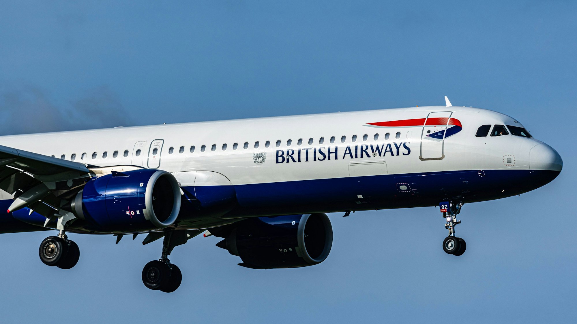 Ein Airbus A321 der britischen Fluggesellschaft British Airways im Landeanflug. An Bord einer Maschine hatte es aus Richtung Deutschland einen Notfall gegeben. (Symbolbild)