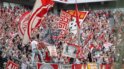 Kölner Fans machen Stimmung beim Spiel ihres FC in Leverkusen.