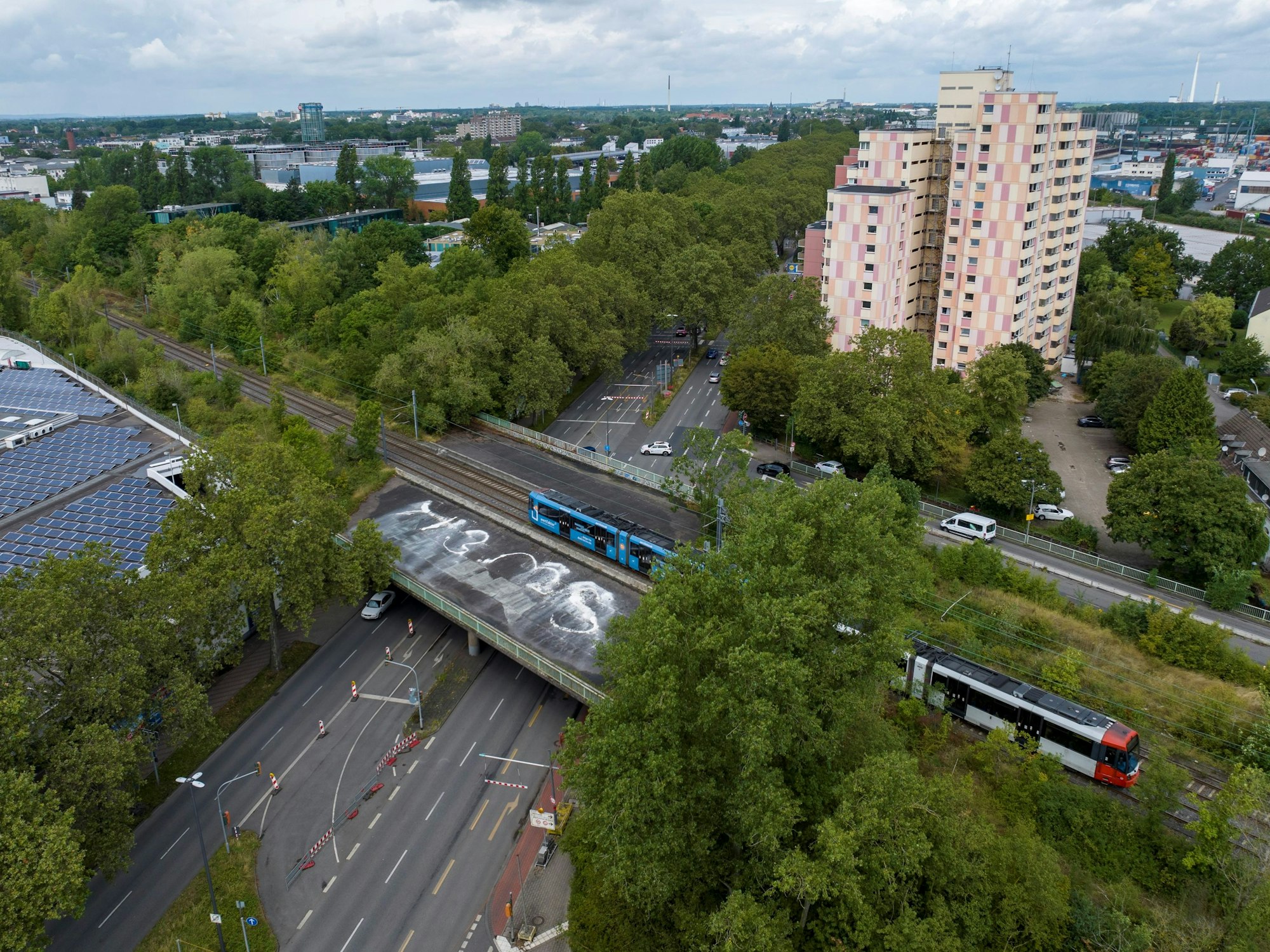 Aufnahmen der Hochbahnstrecke der Linie 13 der KVB an der Kreuzung mit der Boltensternstraße
