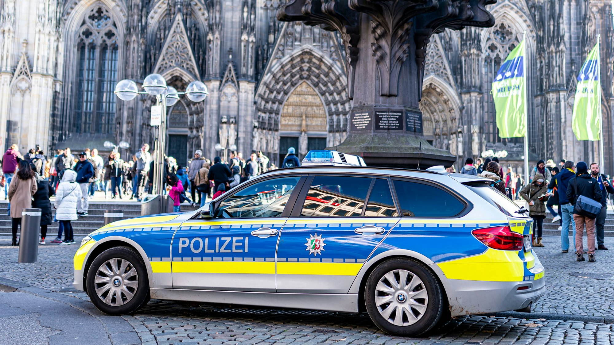 Ein Polizeiwagen am Kölner Dom (Symbolbild)