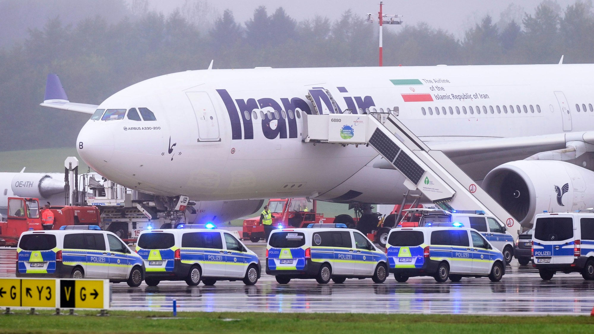 Die Bundespolizei durchsucht einen Airbus A330 der iranischen Fluggesellschaft IranAir am Flughafen Hamburg. Das Flugzeug war nach einer Anschlagsdrohung evakuiert worden.