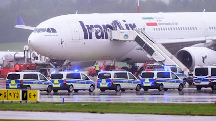 Die Bundespolizei durchsucht einen Airbus A330 der iranischen Fluggesellschaft IranAir am Flughafen Hamburg. Das Flugzeug war nach einer Anschlagsdrohung evakuiert worden.