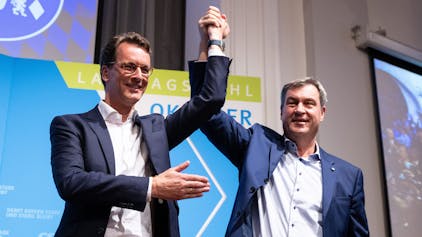 NRW-Ministerpräsident Hendrik Wüst (l.) beglückwünscht CSU-Chef Markus Söder nach dem Wahlsieg in Bayern – die CSU musste allerdings auch Verlust hinnehmen.