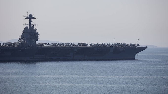 Der atomgetriebene Flugzeugträger der US-Marine, USS Gerald R. Ford, bei einer Aufnahme aus dem Juli im Mittelmeer: Nun soll das Kriegsschiff der Superlative Kurs auf Israels Küste nehmen. (Archivbild)