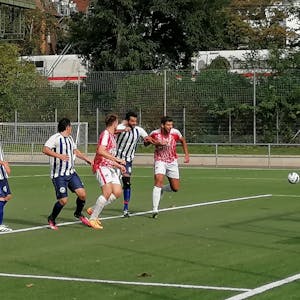 Mustafa Akyol (Mitte) erzielt eines seiner fünf Tore für Agrippina II im Spiel gegen den FSV Köln II.