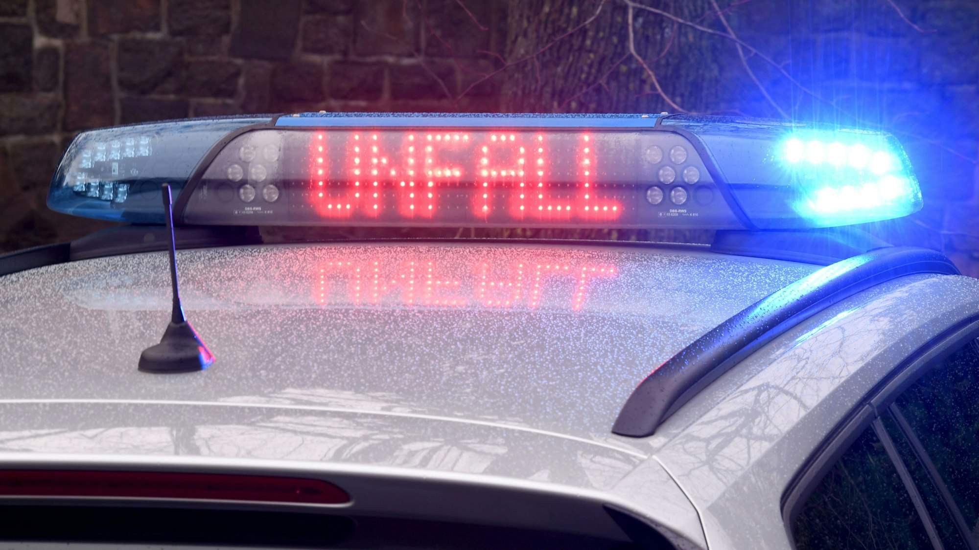Auf dem Foto ist das Display auf dem Dach eines Polizeiwagens zu sehen, es zeigt „Unfall“ an.