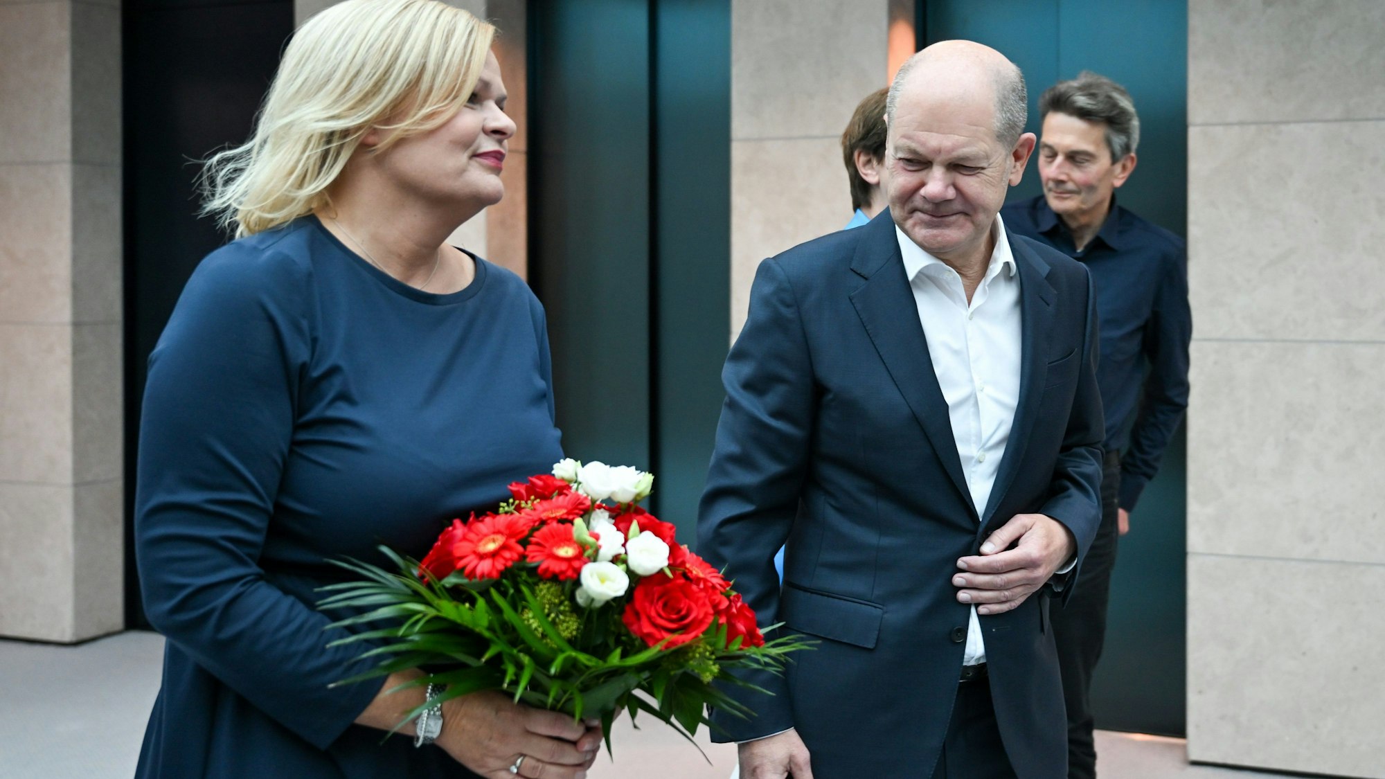 Innenministerin Nancy Faeser (l) und Bundeskanzler Olaf Scholz nach der Wahlschlappe in Hessen.