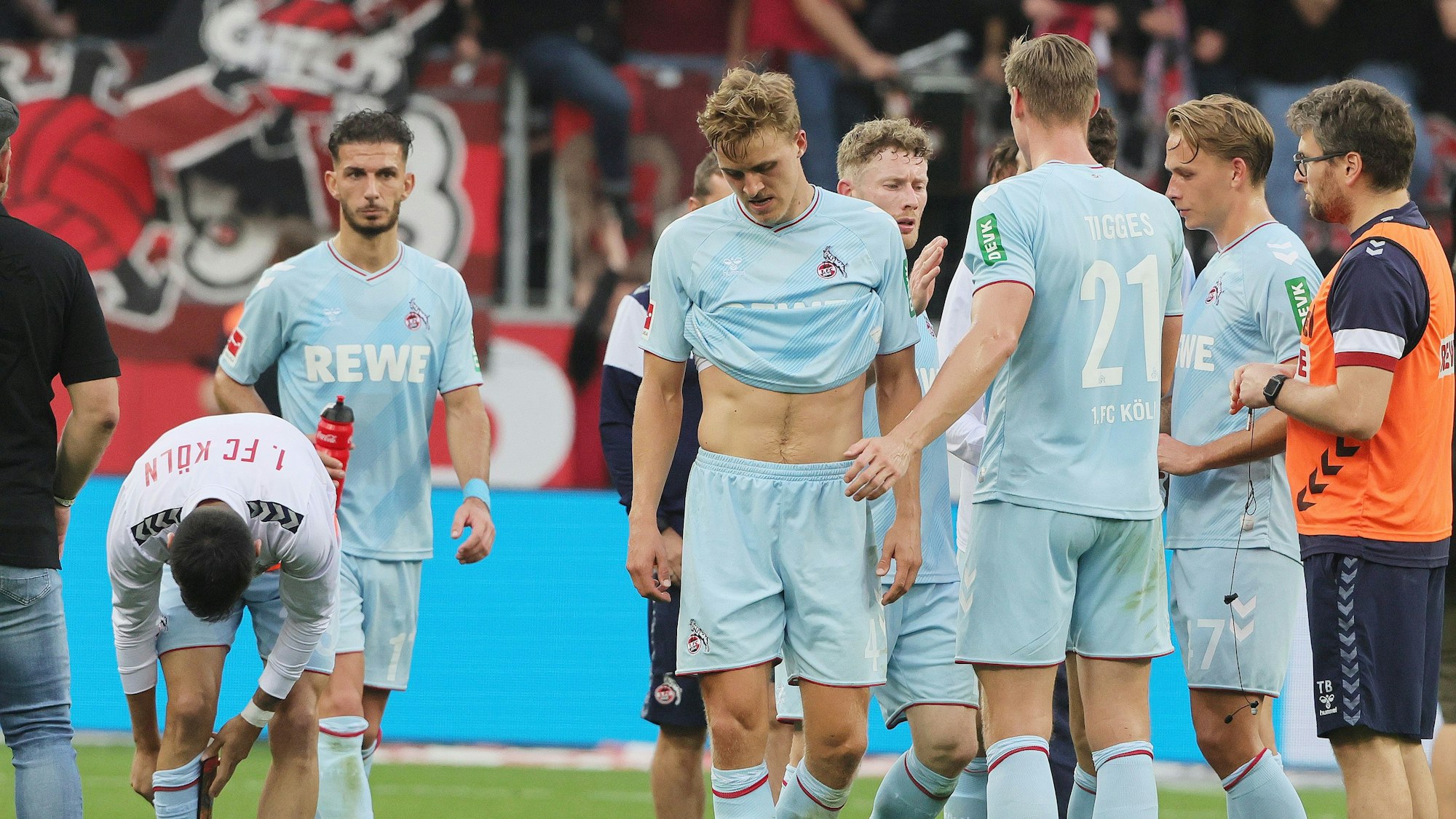 Nach der 0:3-Niederlage bei Bayer 04 Leverkusen herrscht bei den Profis des 1. FC Köln große Enttäuschung.