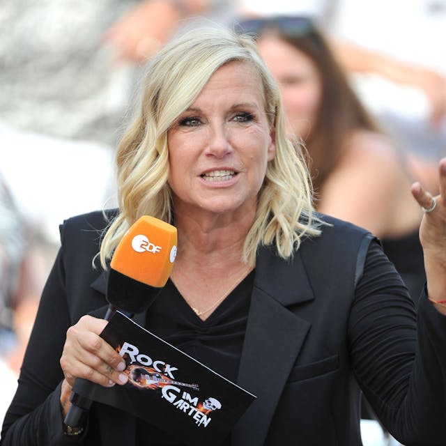 Andrea „Kiwi“ Kiewel steht in der Kulisse der Fernsehshow „ZDF-Fernsehgarten“.&nbsp;