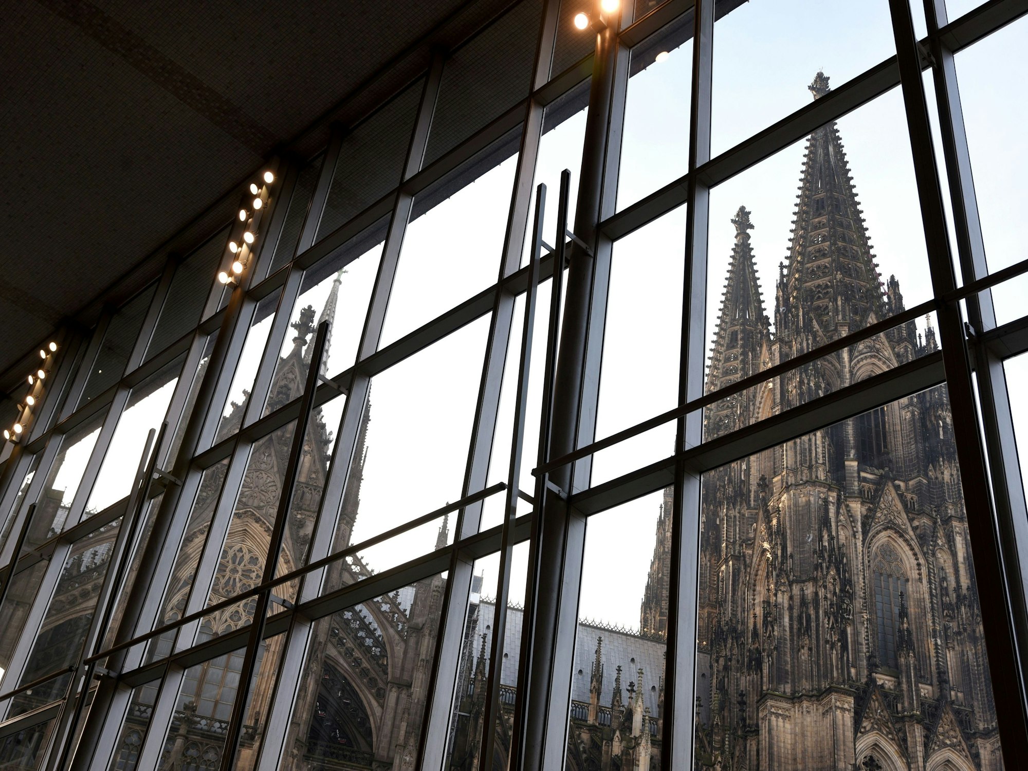 Der Kölner Dom aus dem Hbf heraus fotografiert