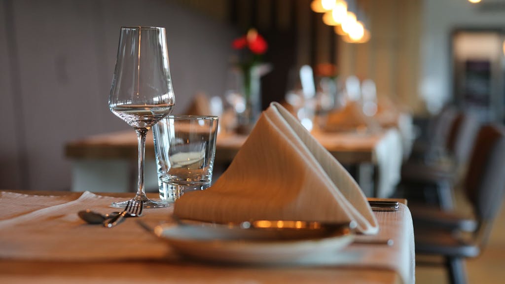 Das Bild zeigt einen luxuriös eingedeckten Tisch in einem Restaurant.