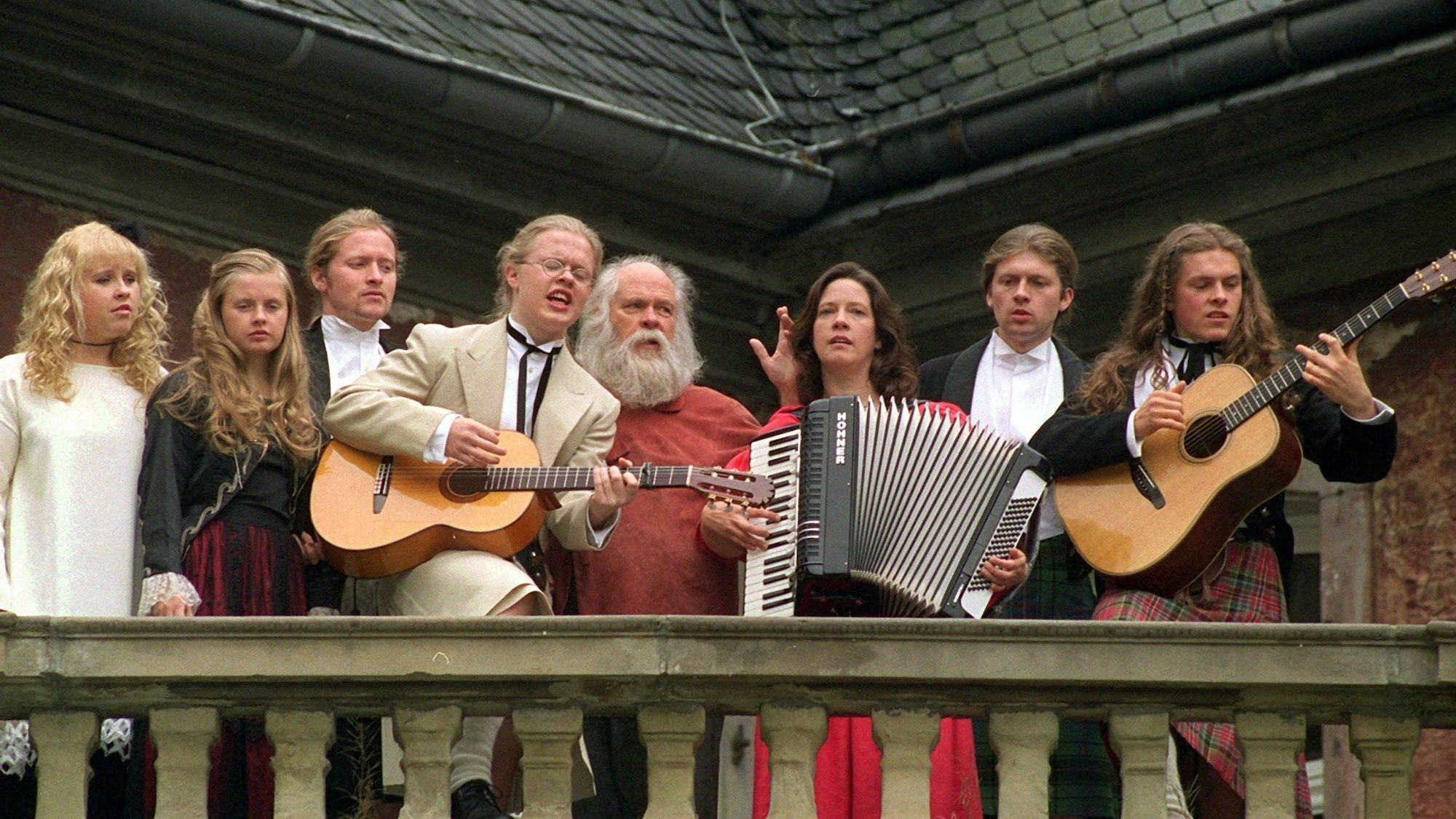 Maite Barby, Joey, Angelo, Vater Dan, Kathy, John und Paddy Kelly 1998 auf Schloss Gymnich im Erftkreis.