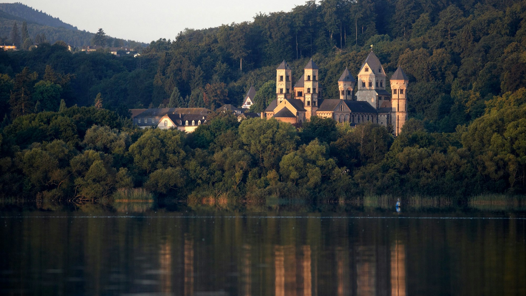 Das 920 Jahre alte Kloster Maria Laach liegt direkt am Laacher See, in den der Traghubschrauber gestürzt ist. (Archivbild)