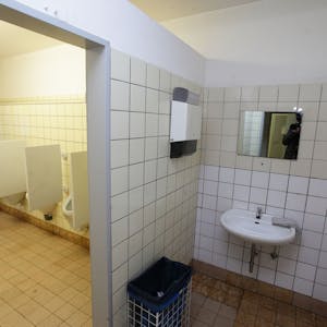 Eine in die Jahre gekommene, öffentliche Toilette im Gebäude Altes Brauhaus in Altenberg.