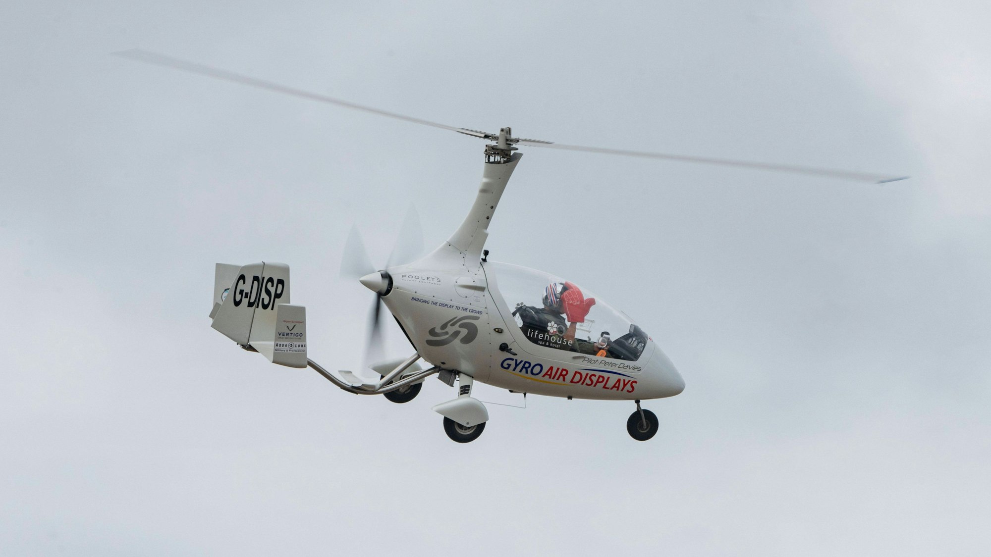 Ein Traghubschrauber, auch Gyrokopter genannt, fliegt in der Luft. (Symbolbild)