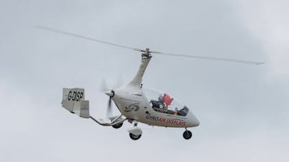 Ein Traghubschrauber, auch Gyrokopter genannt, fliegt in der Luft. (Symbolbild)