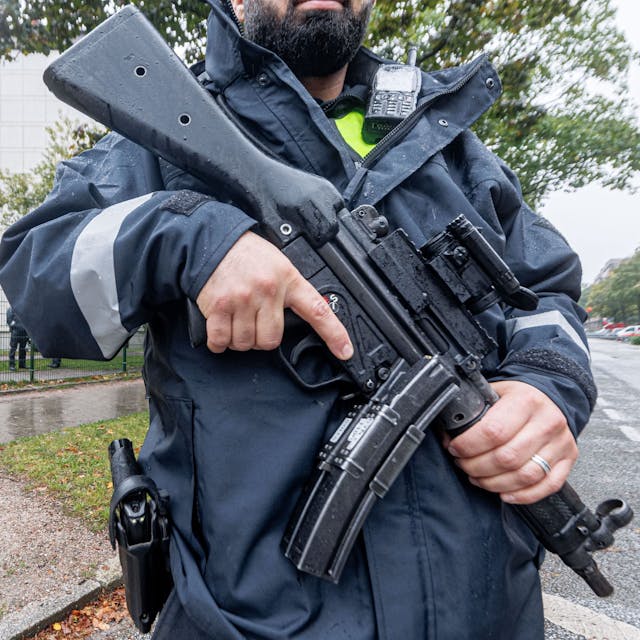 09.10.2023, Hamburg: Ein Polizist mit Maschinenpistole bewacht mit anderen nach dem Angriff der Hamas auf Israel die jüdische Synagoge in Hamburg.&nbsp;