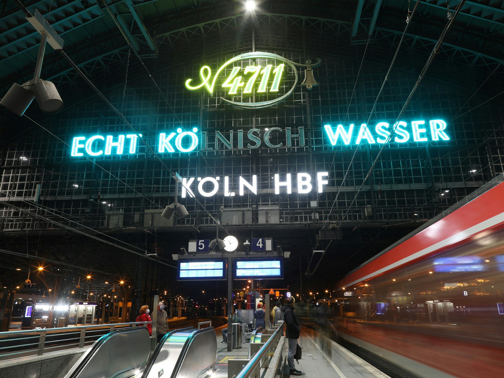 Schriftzug "Echt Kölnisch Wasser" in der Gleishalle des Kölner Hbf