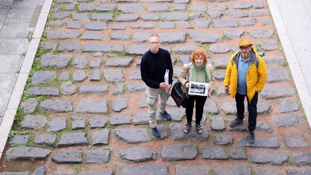 Der Vorstand des Vereins Guides Köln an einer der neuralgischen Stellen der Stadt, der Römerstraße (von links): Günther Klein, Ilona Priebe, Hartmut Kramer.