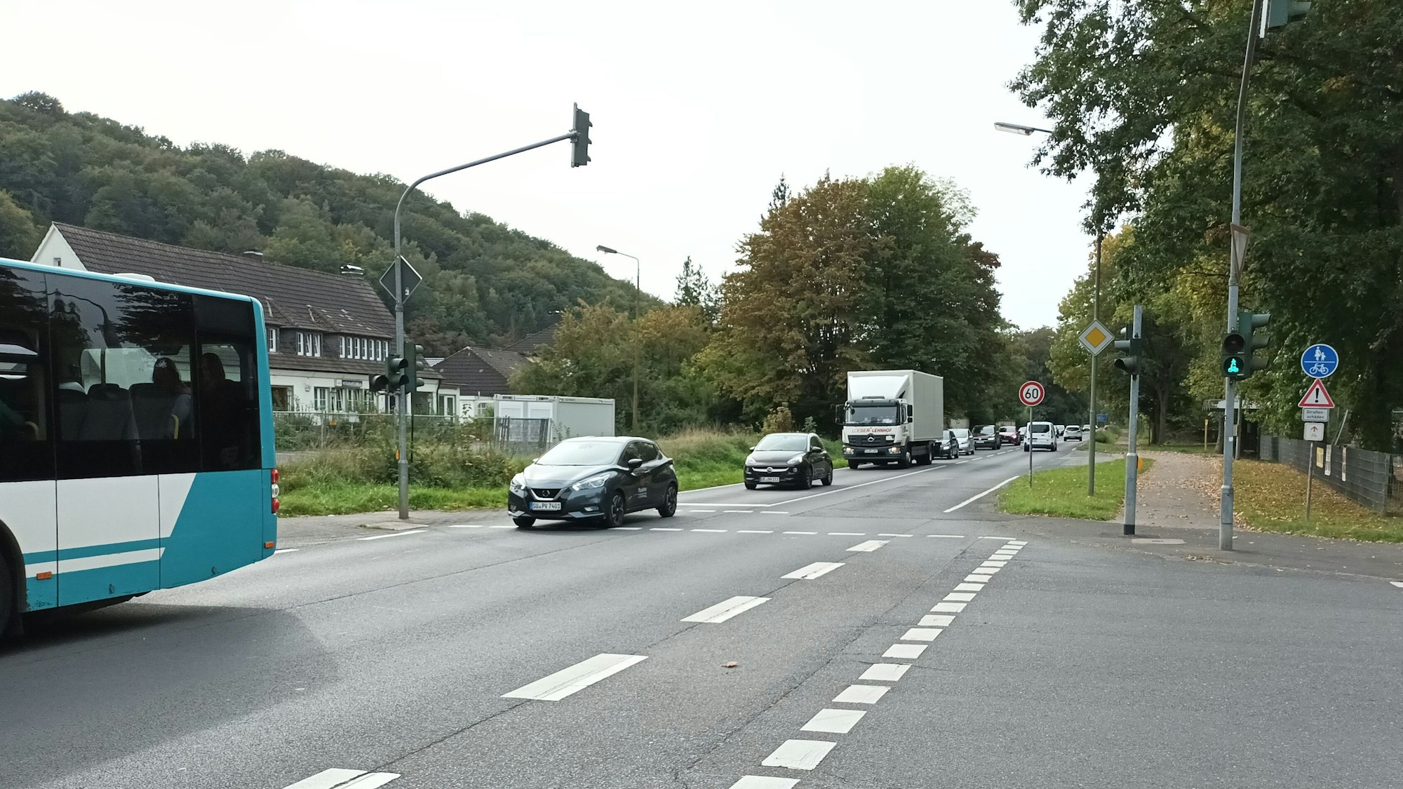 Breite Straße und Kreuzung mit Autos, Lkw und Bus
