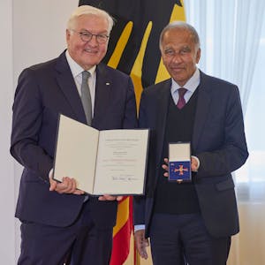 Bundespräsident Frank-Walter Steinmeier verleiht Mojib Latif den Verdienstorden zum Tag der Deutschen Einheit.
