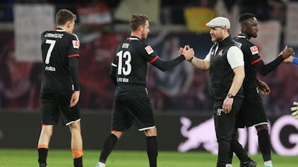 Kölns Trainer Steffen Baumgart (r) und Mark Uth.
