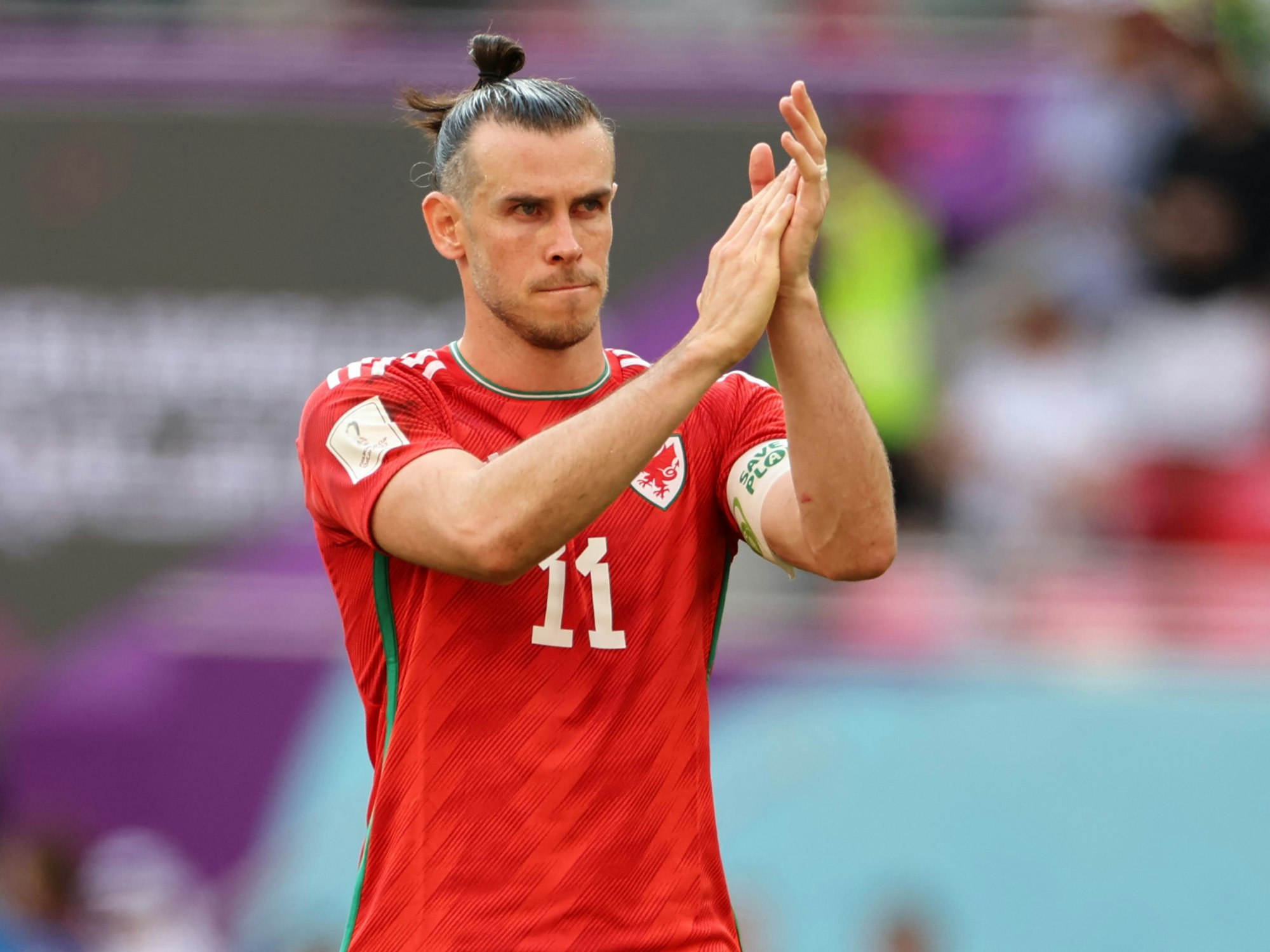 Gareth Bale applaudiert im walisischen Trikot.