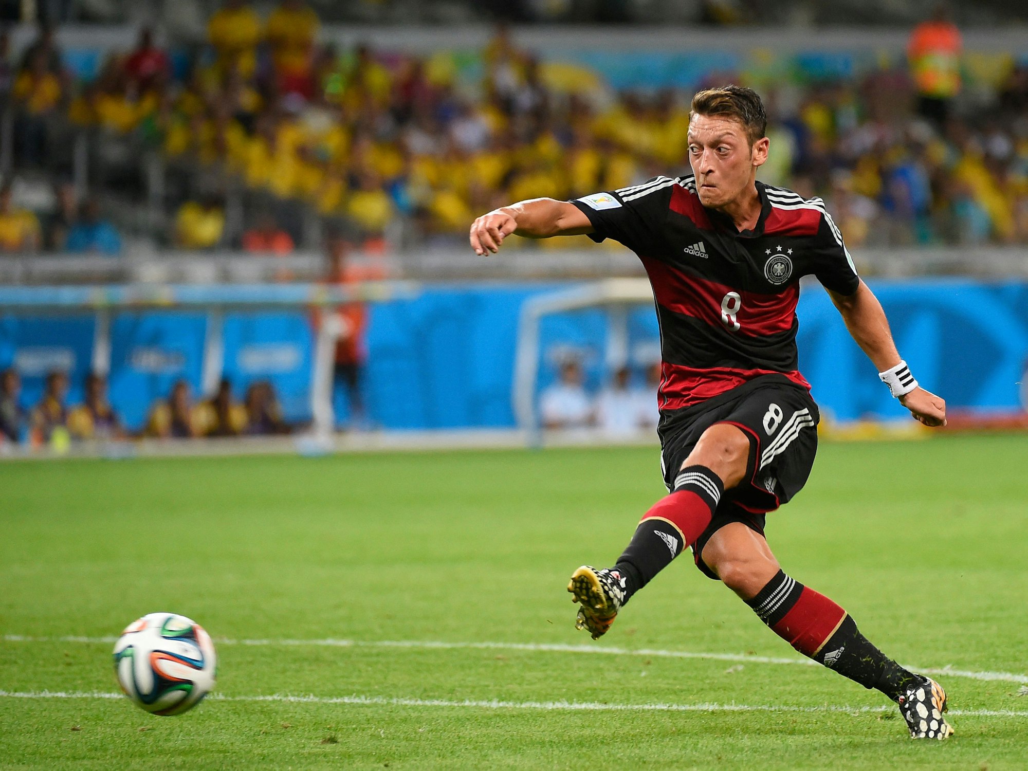 Mesut Özil spielt einen Pass im WM Halbfinale von 2014 gegen Brasilien. 