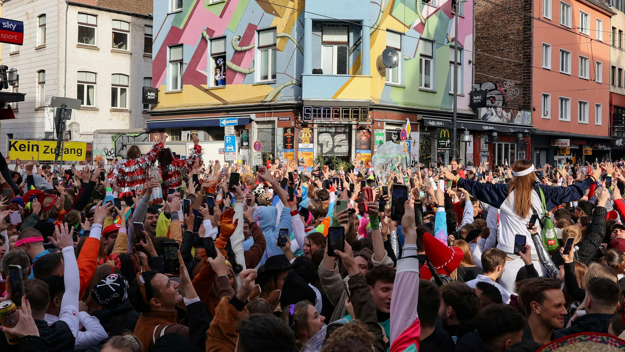 Jugendliche feiern auf der Zülpicher Straße Karneval.