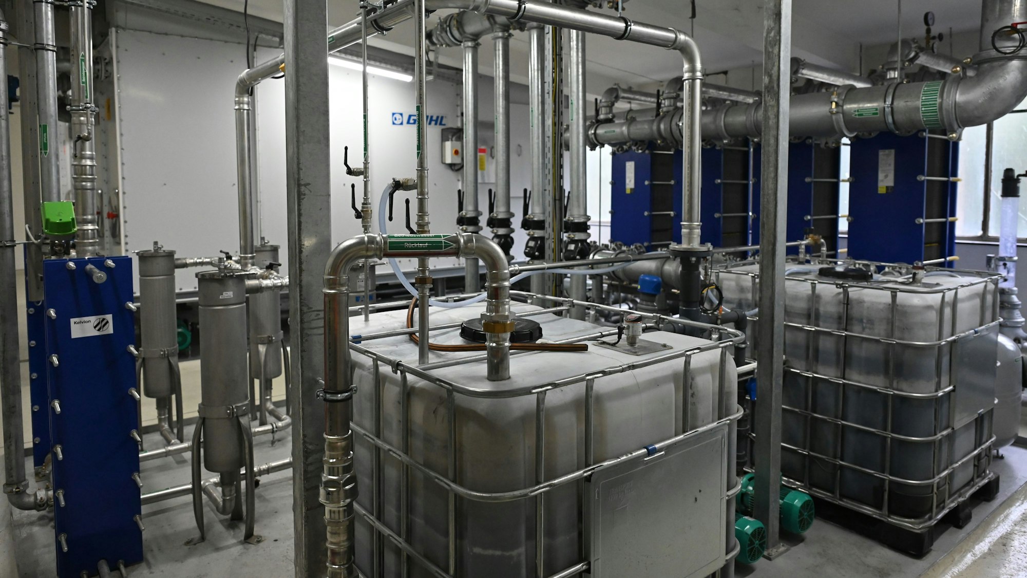 Das Bild zeigt einen Teil eines neuen Kühlwassersystems bei der Firma Schoeller, das bis zu 80 Prozent weniger Energie verbraucht als die bisherigen Anlagen.