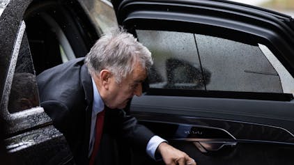 Herbert Reul (CDU), Innenminister von Nordrhein-Westfalen, steigt vor einer Kabinettssitzung aus seinem Auto aus. Die neuen NRW-Minister können sich ihr Auto nicht aussuchen. +++ dpa-Bildfunk +++