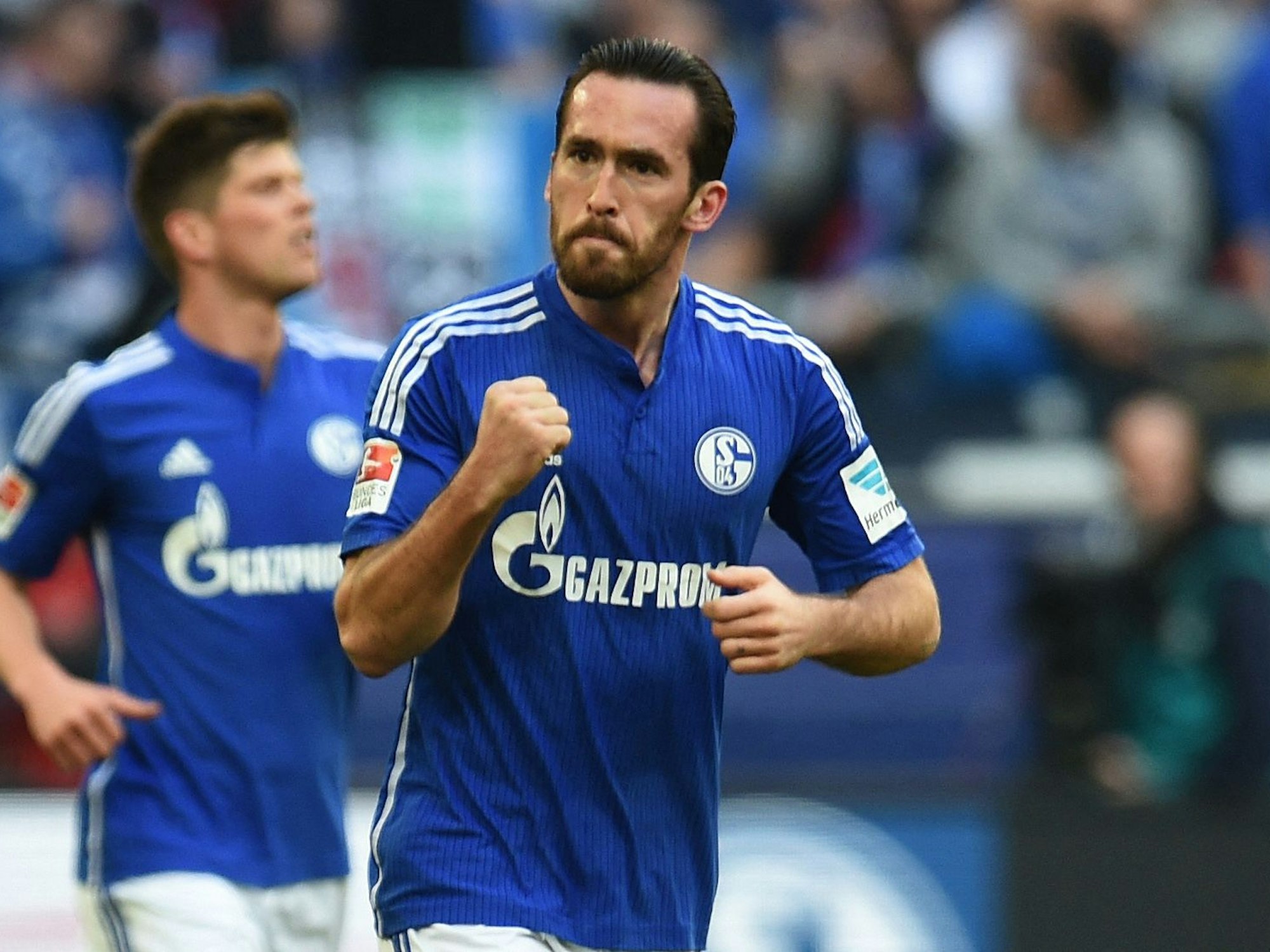 Christian Fuchs ballt die Faust zum Jubel im Schalke-Trikot. 
