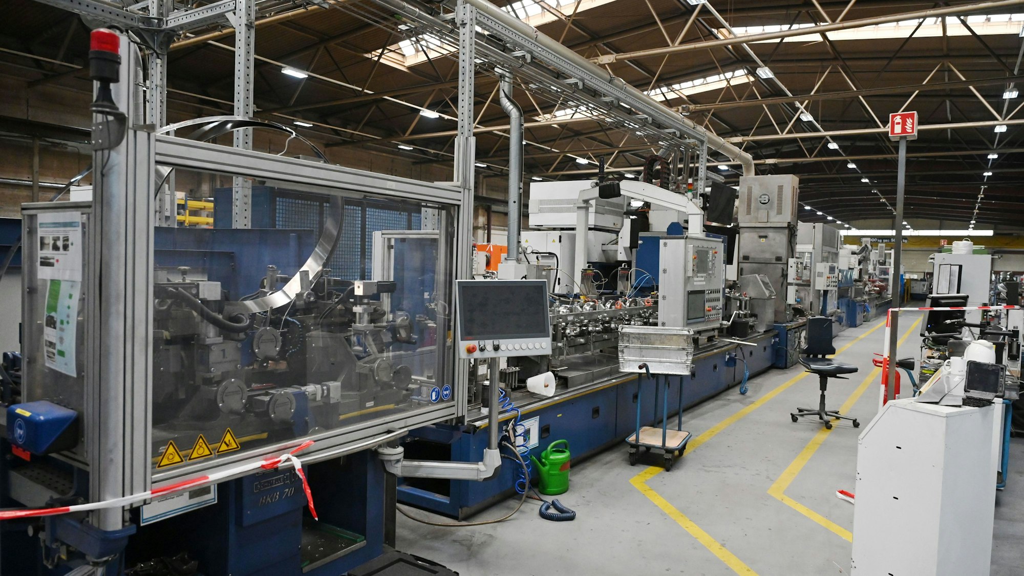 Das Bild zeigt eine neue Anlage zum Laserschweißen in einer Produktionshalle der Firma Schoeller in Hellenthal.