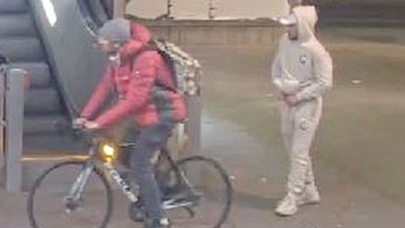 Diese beiden Männer sollen einen 33-Jährigen am S-Bahnhof Hansaring überfallen haben.