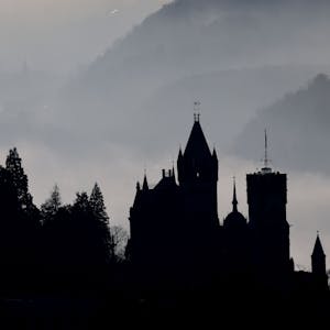 Nebelschwaden ziehen hinter Schloss Drachenburg durchs Siebengebirge (Archivfoto).