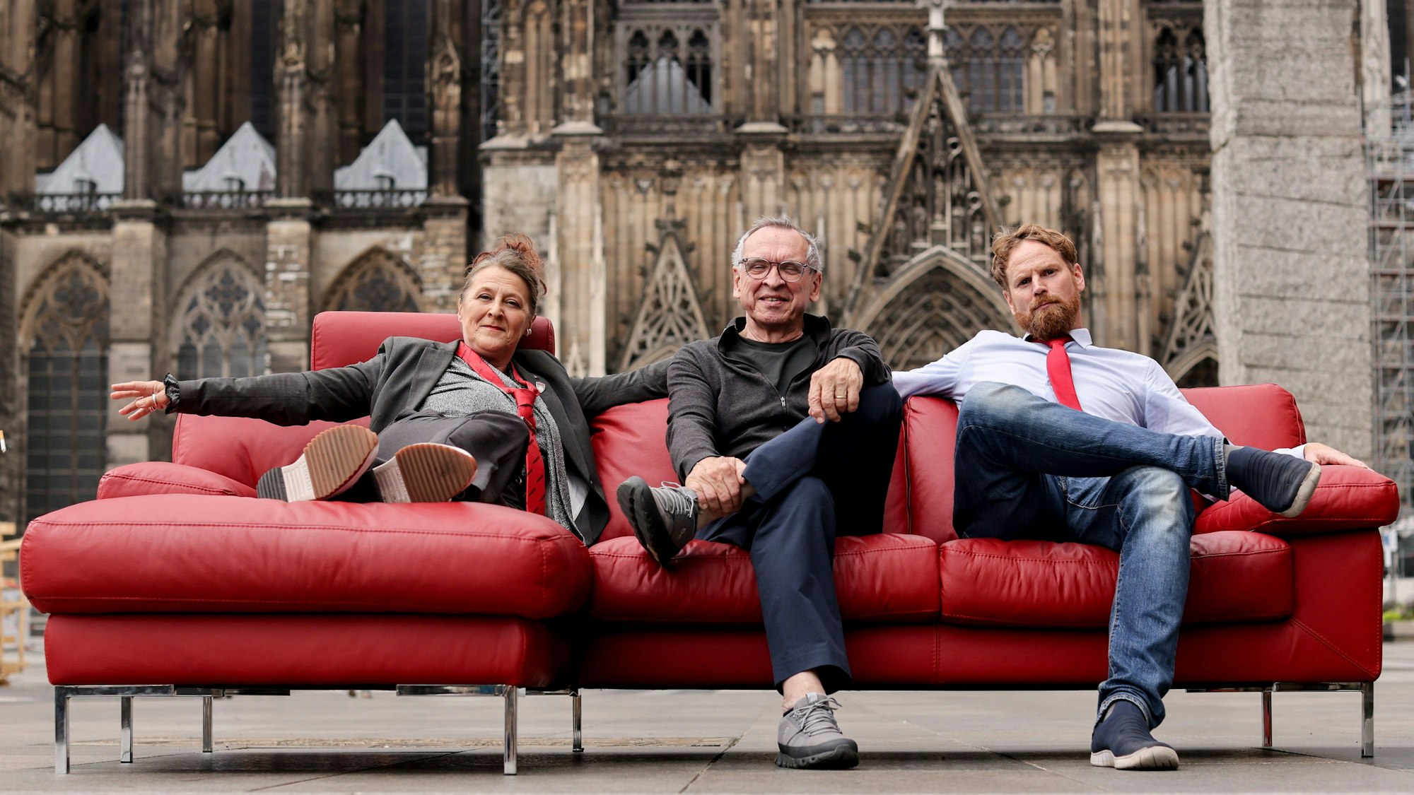 Der neue Fraktionsvorsitzende Walter Wortmann (Mitte) mit Birgit Dickas und Michael Hock vor dem Kölner Dom.