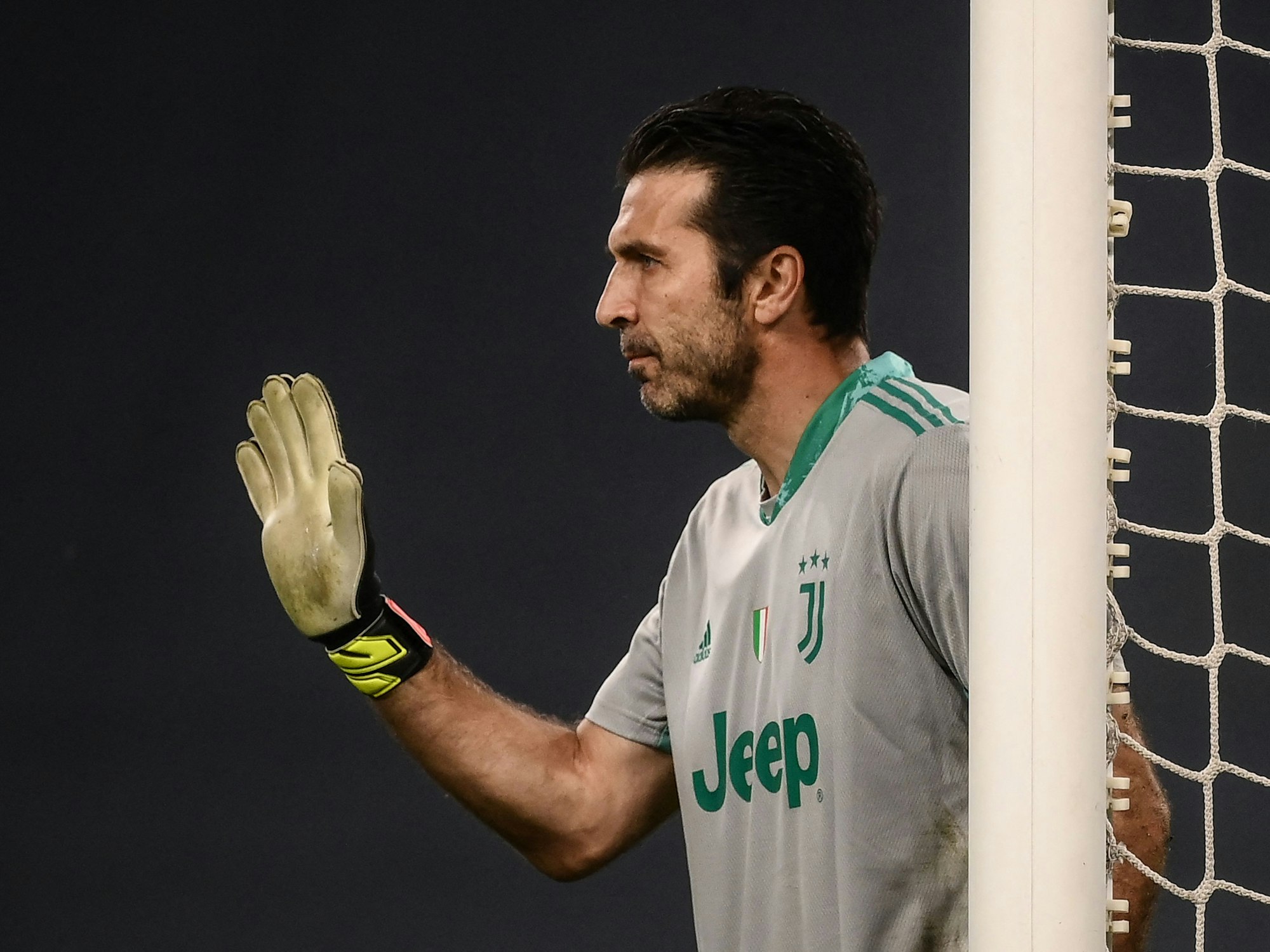 Juventus Torhüter Gianluigi Buffon steht am Pfosten, um seine Mauer auszurichten.
